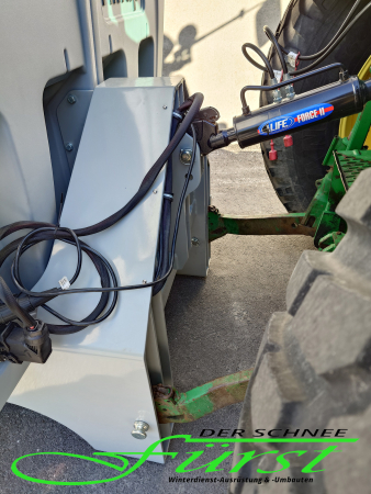Dreipunktaufnahme des IceStriker 1150TR an einem John Deere 6430 Traktor